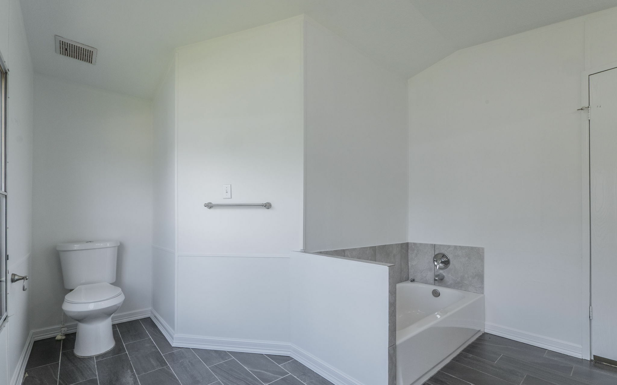 178 Quail Ridge Drive Kyle, TX 78640 - Photo 10 of 18 a bathroom with a toilet and a bathtub