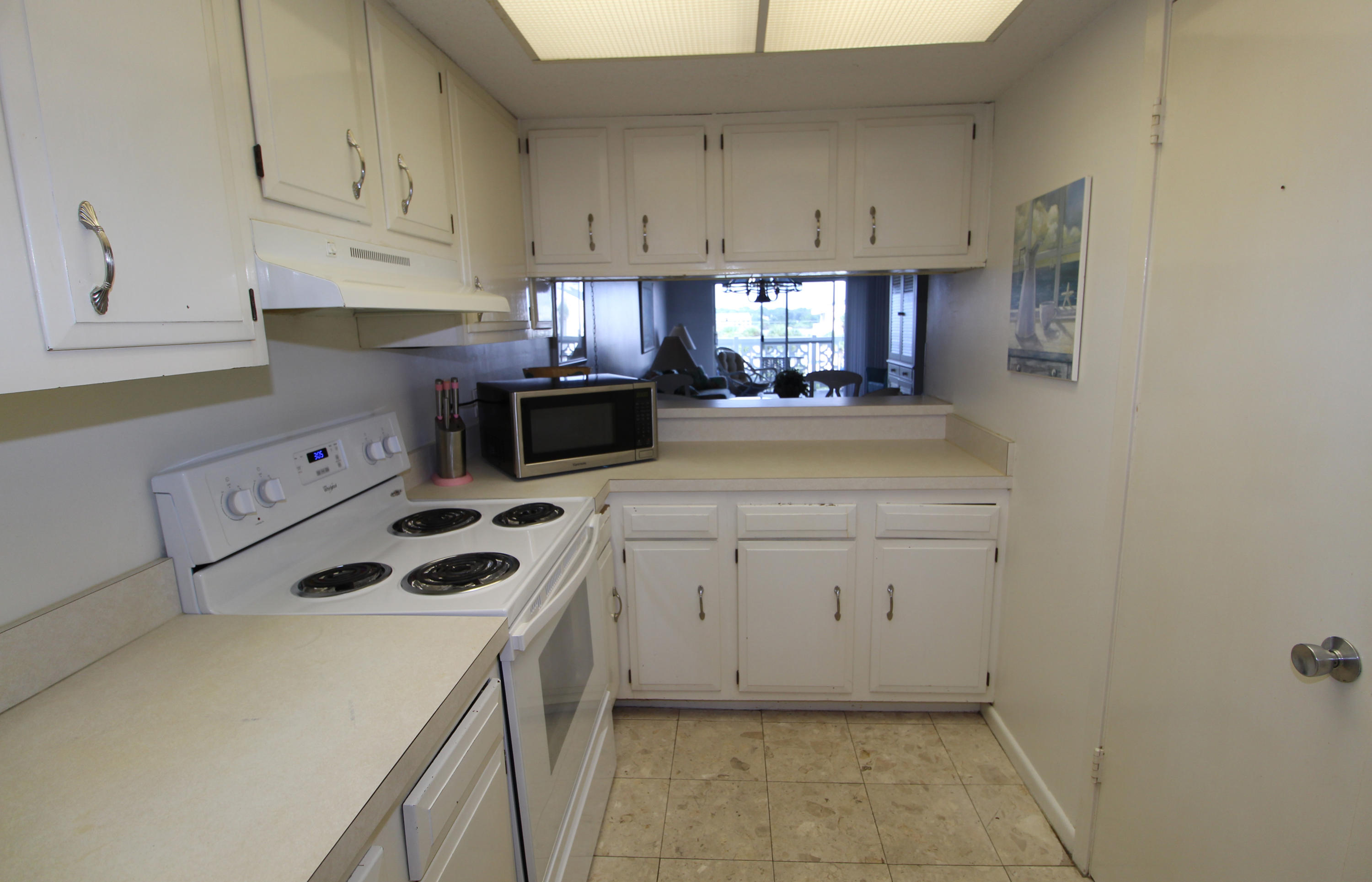909 Santa Rosa Boulevard, Unit 548 Fort Walton Beach, FL 32548 - Photo 6 of 22 a kitchen with cabinets and appliances