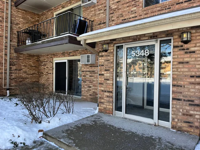 $137,900 | 5348 Waterbury Drive, Unit 1902, Crestwood, IL 60418
