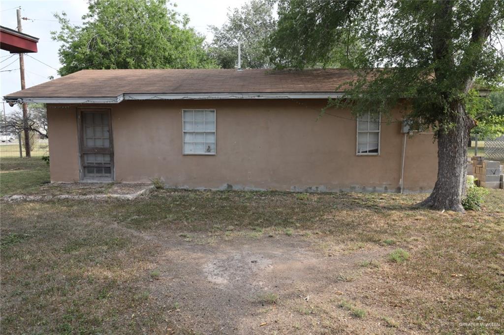 7716 North Val Verde Road Donna, TX 78537 - Photo 9 of 17 a backyard of a house