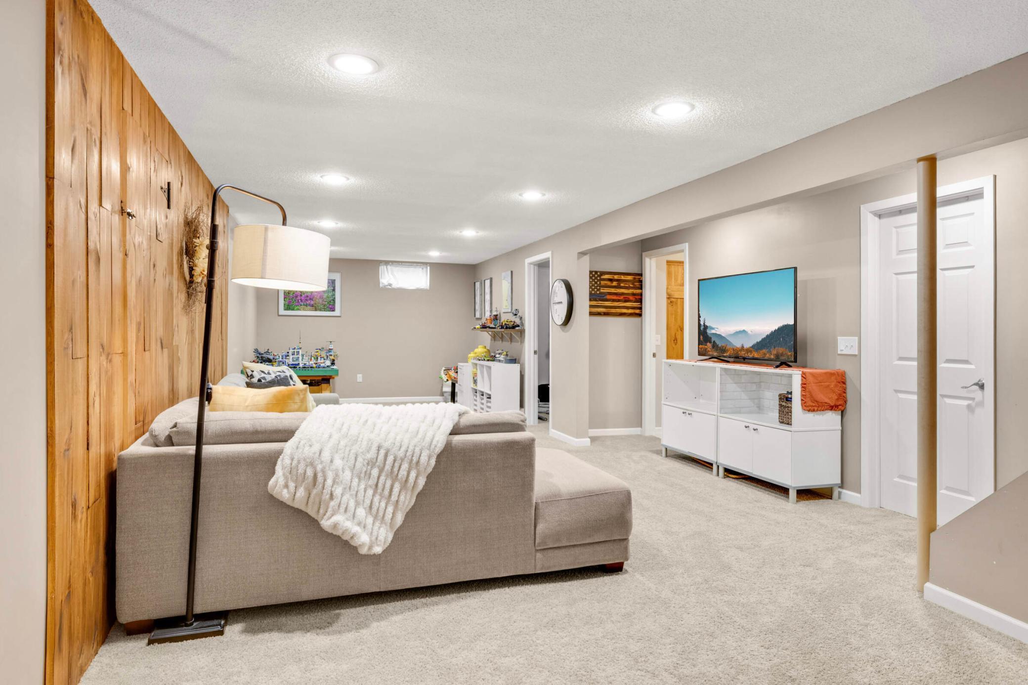 683 Tanglewood Drive St. Paul, MN 55126 - Photo 18 of 37