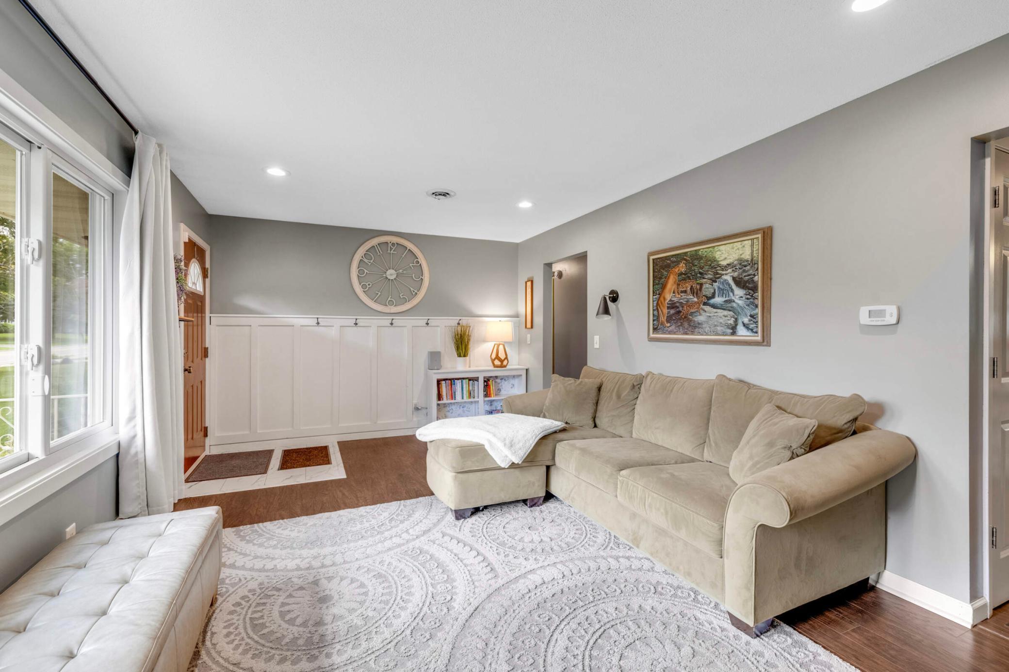 683 Tanglewood Drive St. Paul, MN 55126 - Photo 5 of 37