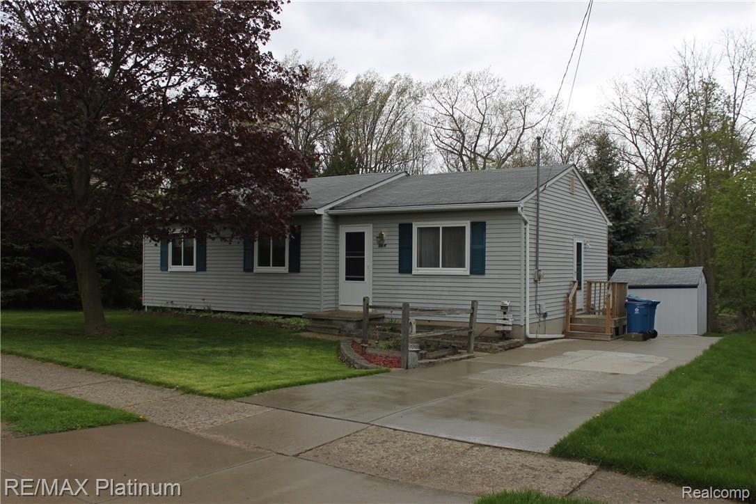 964 Parallel Street Fenton, MI 48430 - Photo 1 of 26 IMG_9073.JPG