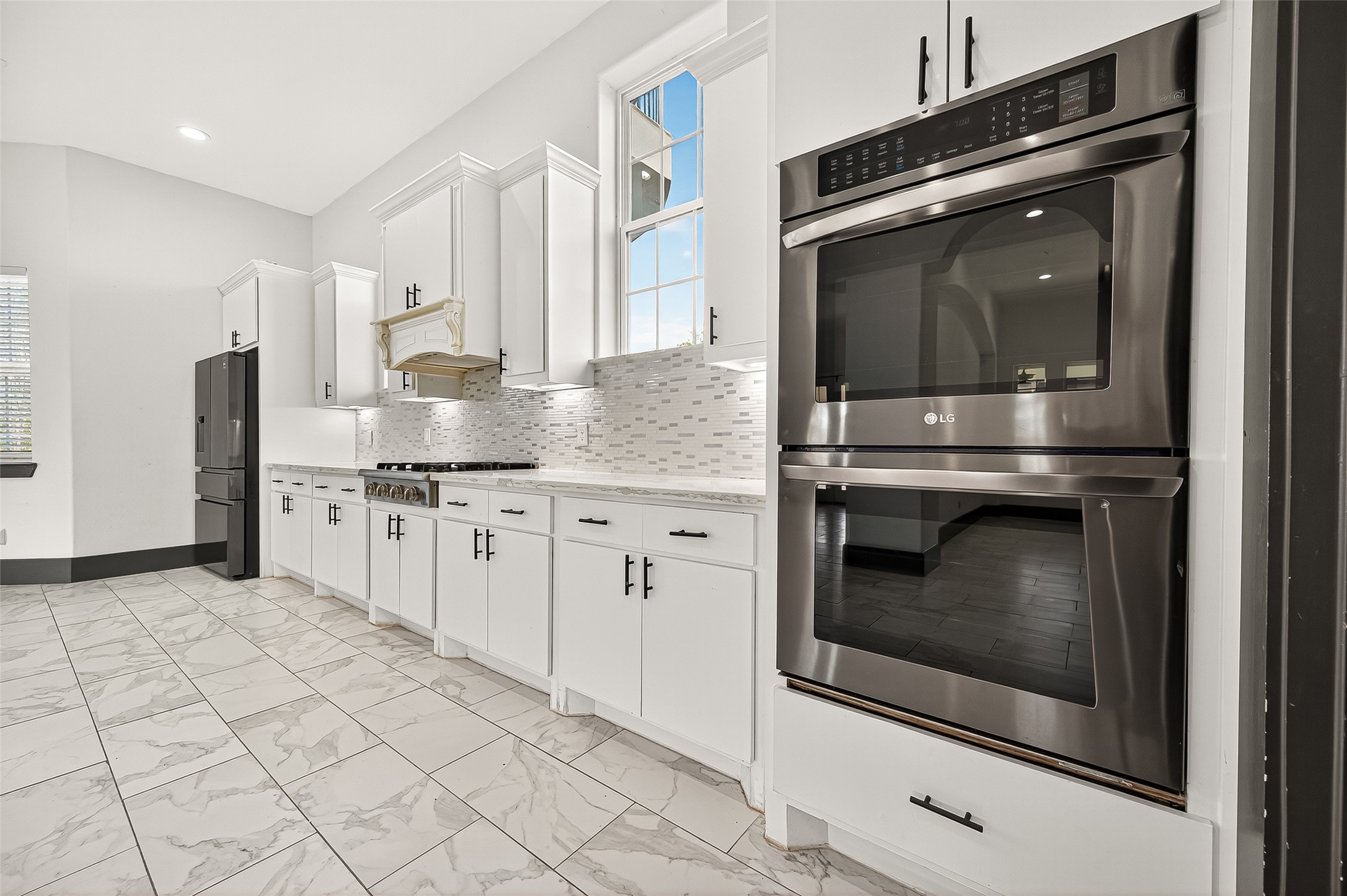 7915 Kirk Road Rosenberg, TX 77471 - Photo 18 of 46 a kitchen with granite countertop white cabinets and white appliances