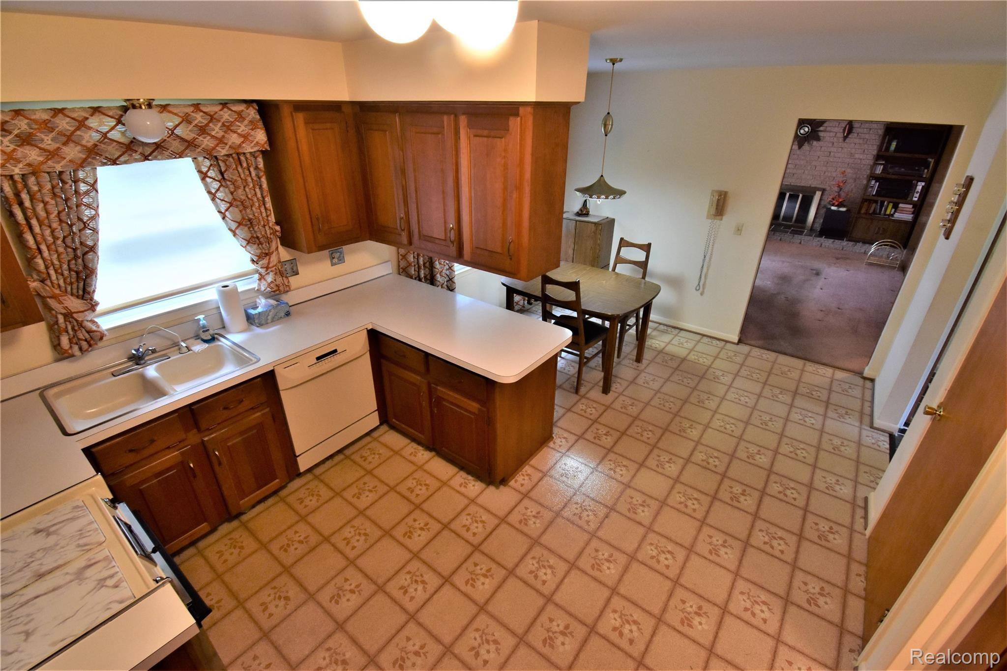 365 East Maryknoll Road Rochester, MI 48309 - Photo 11 of 41 11.jpg