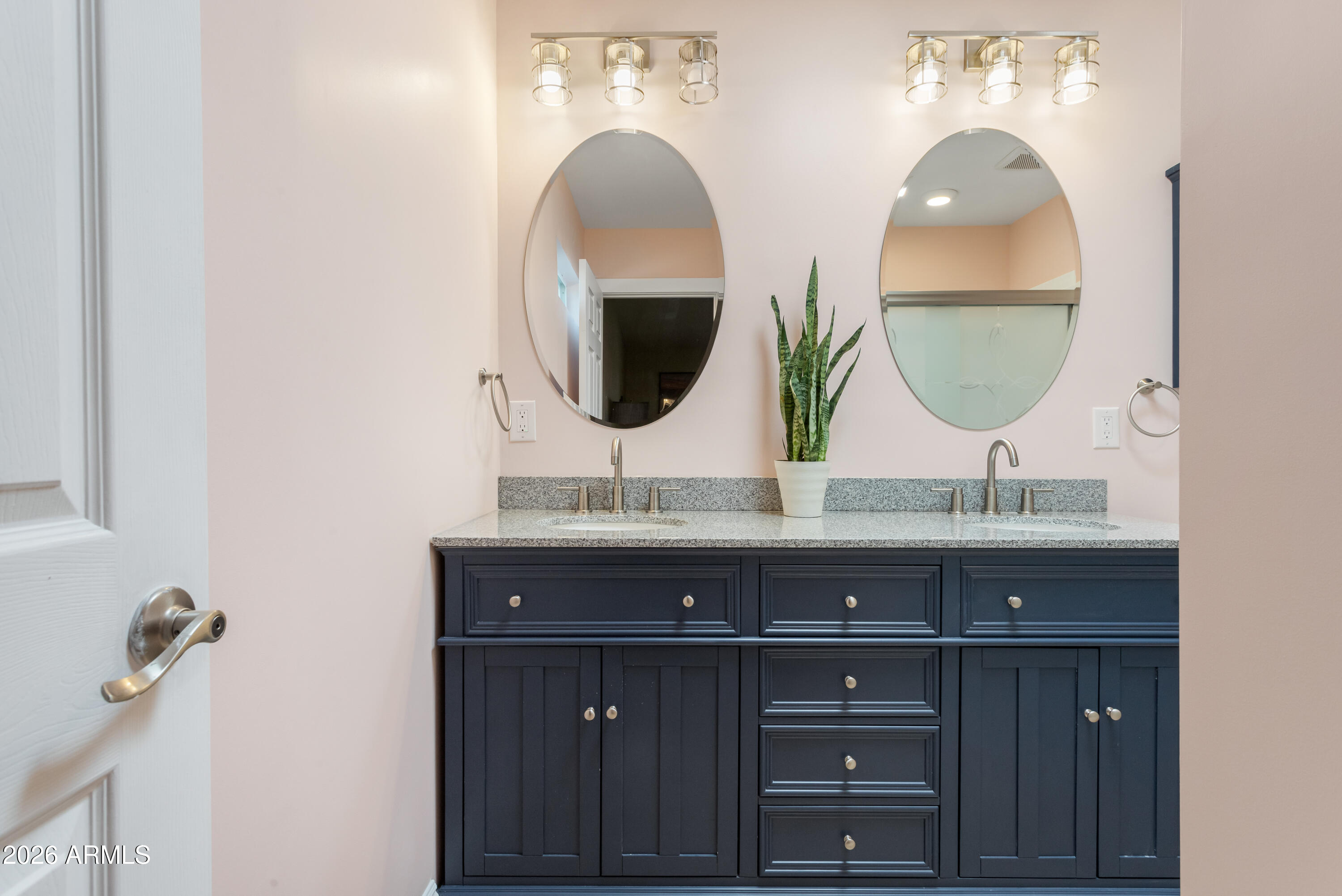 805 Suffolk Road Sierra Vista, AZ 85635 - Photo 39 of 49 Hall bath
