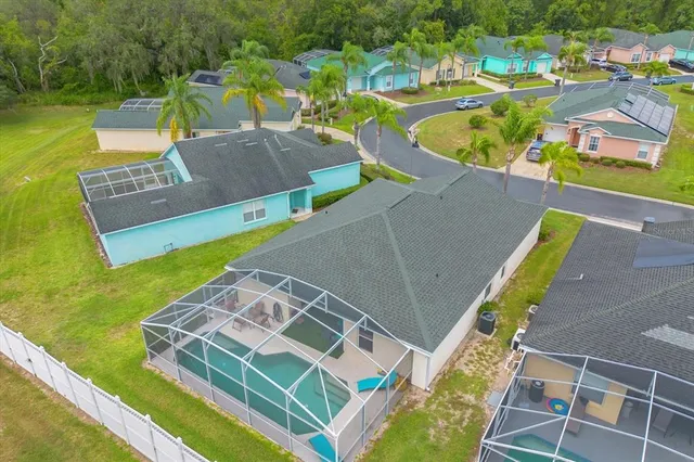 a view of a backyard