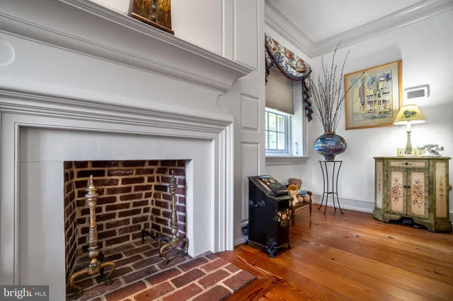 a view of livingroom with furniture and workspace