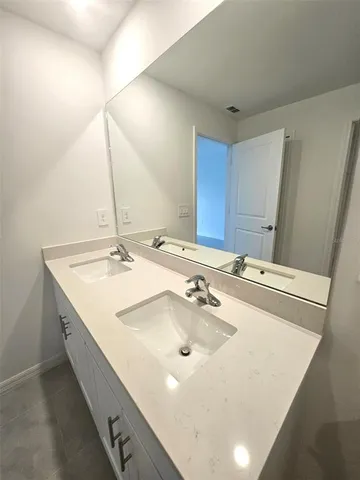 an empty room with windows and mirror in it