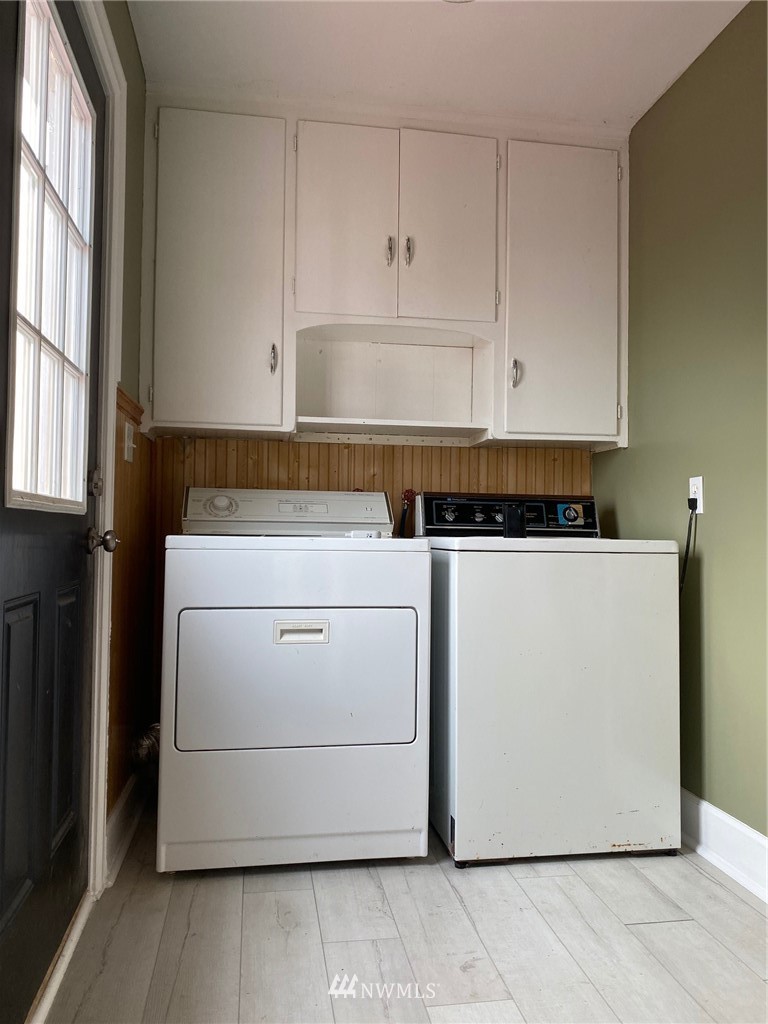 4313 Bay Road Blaine, WA 98230 - Photo 22 of 26 a utility room with dryer and washer