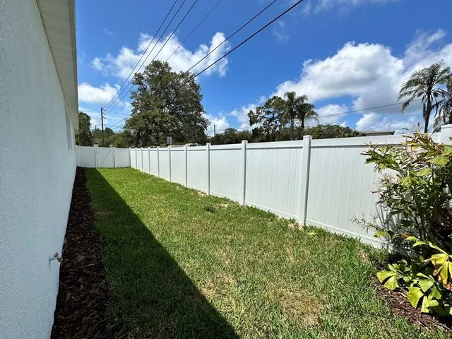 a view of a backyard