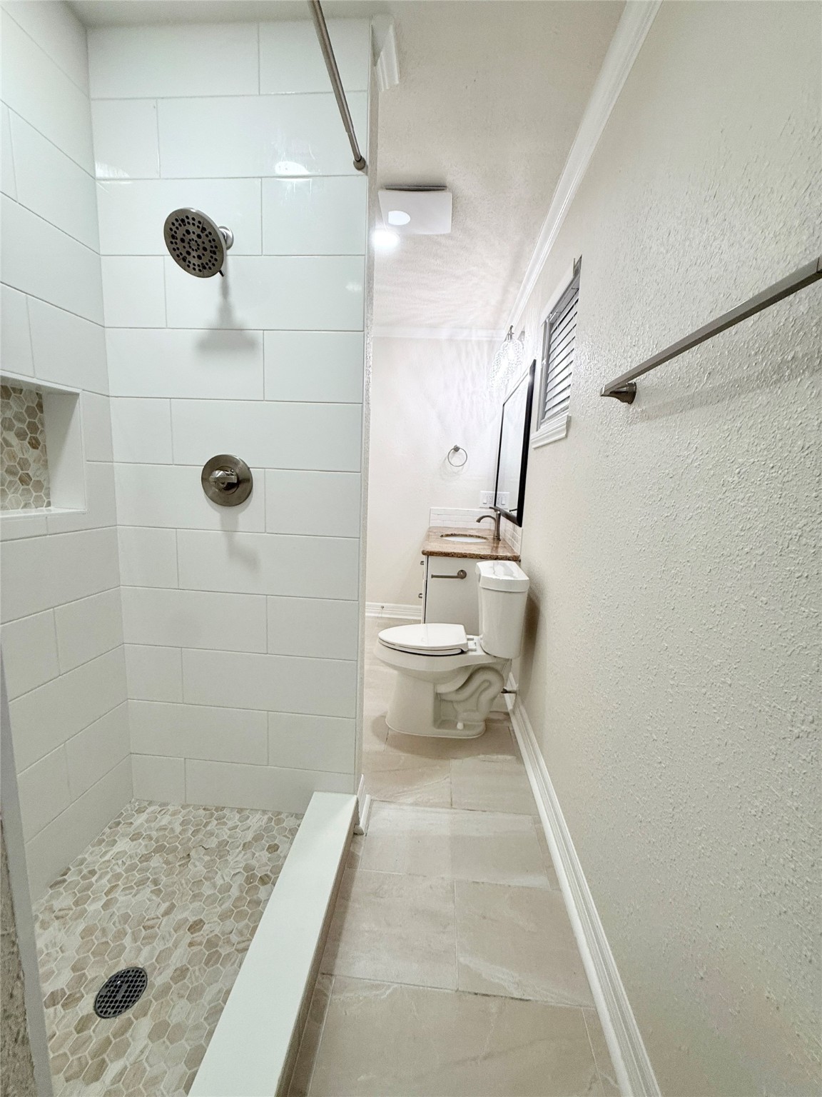 477 Oyster Creek Court Richwood, TX 77531 - Photo 17 of 33 a view of bathroom