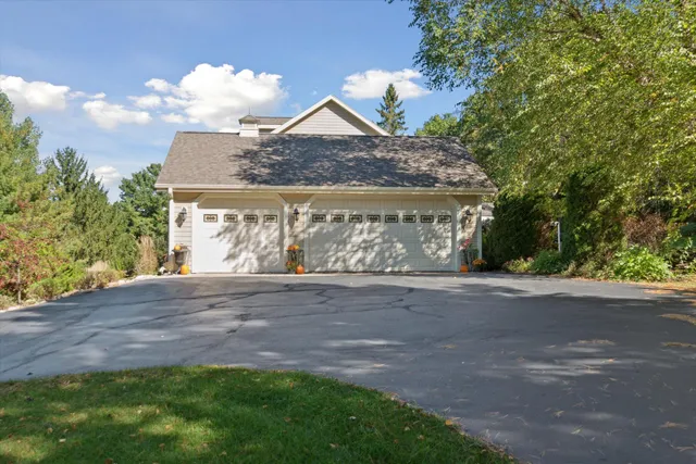 $799,900 | W343S9780 Red Brae Drive, Mukwonago, WI 53149