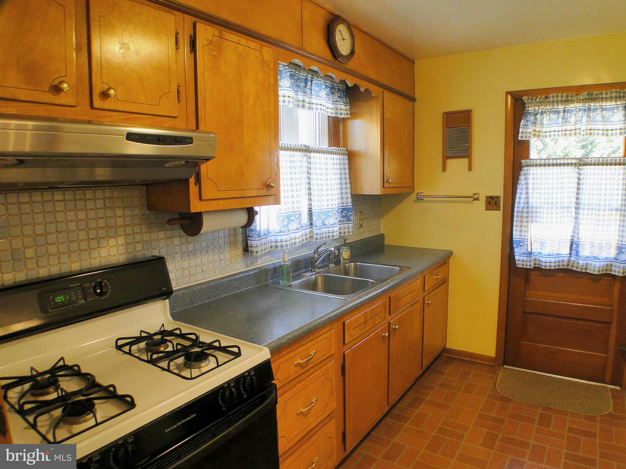 1511 Brian Road Baltimore, MD 21237 - Photo 9 of 30 Gas Range