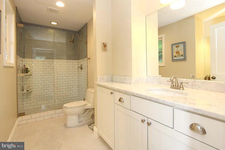 10202 Greenock Road Silver Spring, MD 20901 - Photo 25 of 28 Bath (Master)