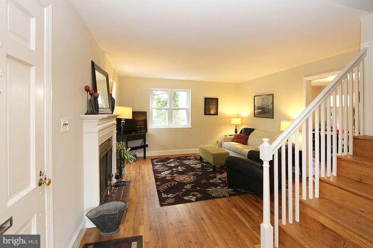 10202 Greenock Road Silver Spring, MD 20901 - Photo 4 of 28 Living Room