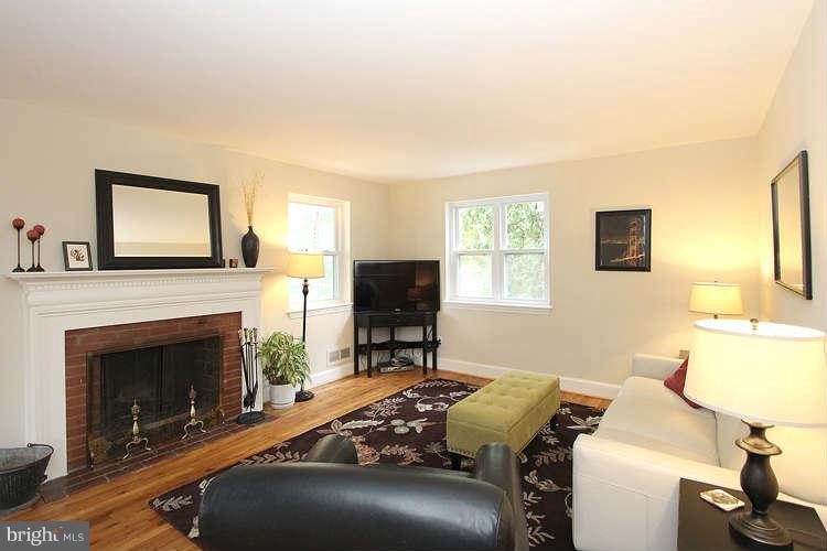 10202 Greenock Road Silver Spring, MD 20901 - Photo 5 of 28 Living Room