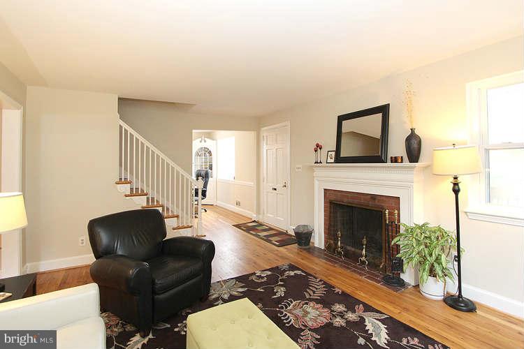 10202 Greenock Road Silver Spring, MD 20901 - Photo 6 of 28 Living Room