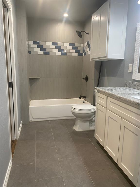 150 Hunters Circle Weatherford, TX 76088 - Photo 16 of 25 a bathroom with a toilet a sink and bathtub