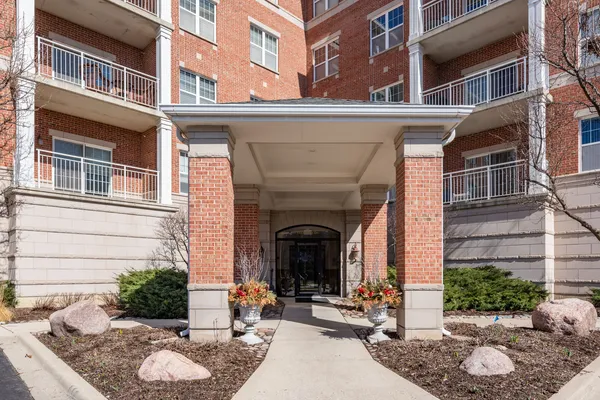 $449,990 | 153 Pointe Drive, Unit 201, Northbrook, IL 60062