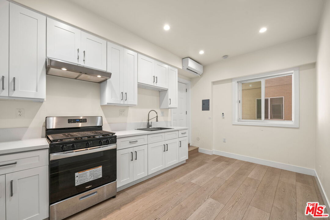 212 South Reeves Drive, Unit 13 Beverly Hills, CA 90212 - Photo 3 of 11