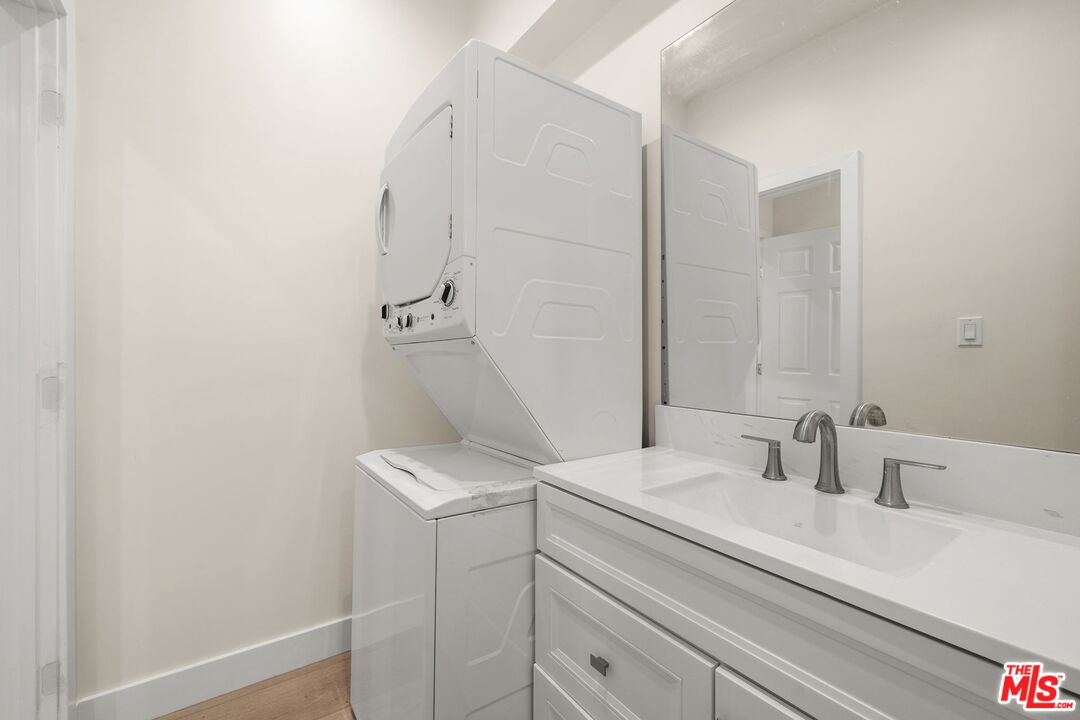 212 South Reeves Drive, Unit 13 Beverly Hills, CA 90212 - Photo 7 of 11