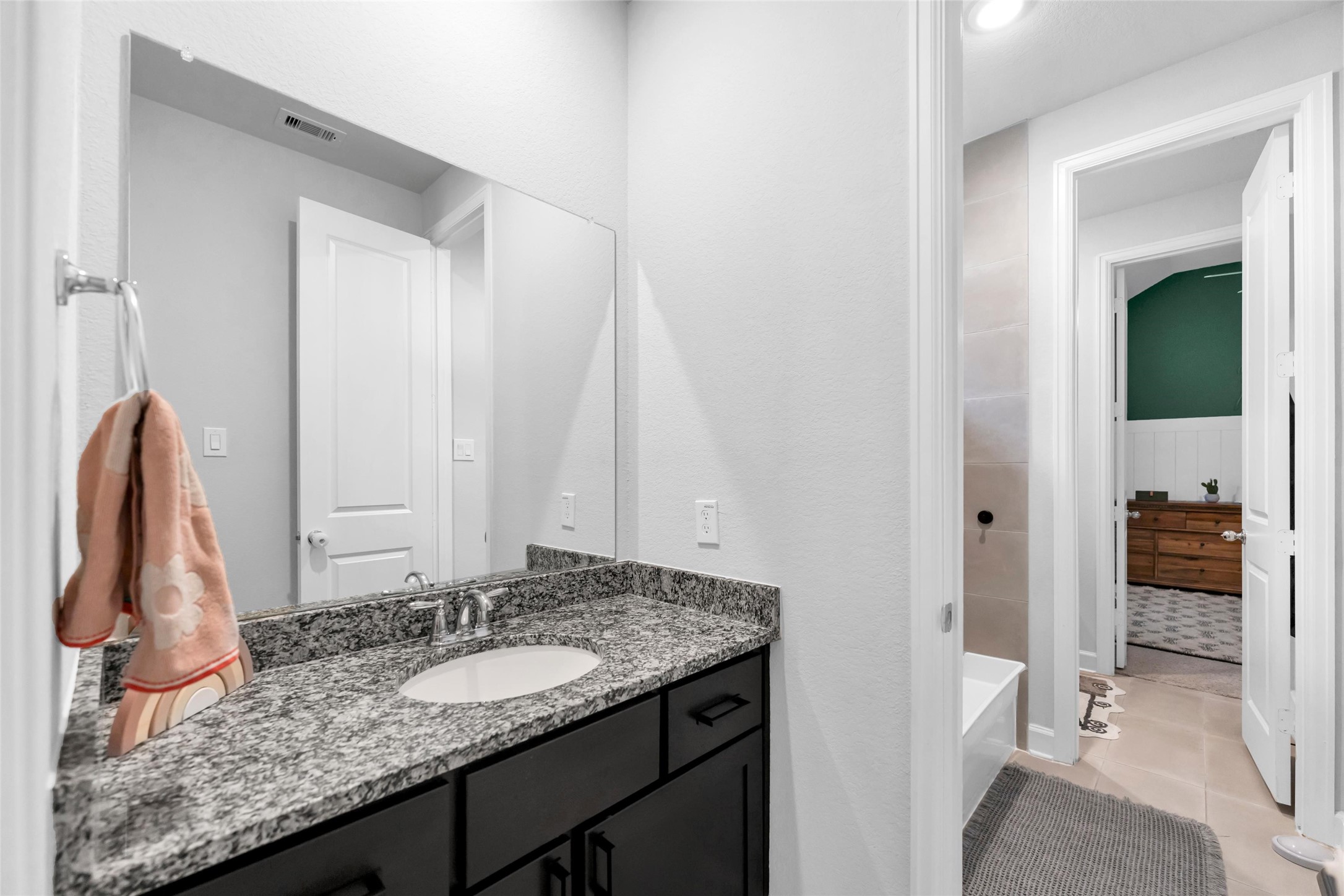 1027 Groveton Ridge Lane Pinehurst, TX 77362 - Photo 15 of 50 Bathroom #2 between bedrooms #3 & #4 (Jack & Jill bath)