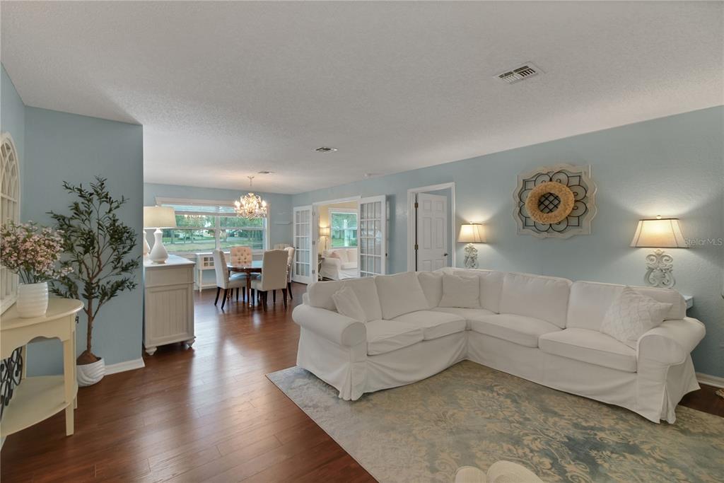 32801 Oak Park Drive Leesburg, FL 34748 - Photo 29 of 46 a living room with furniture and a large window