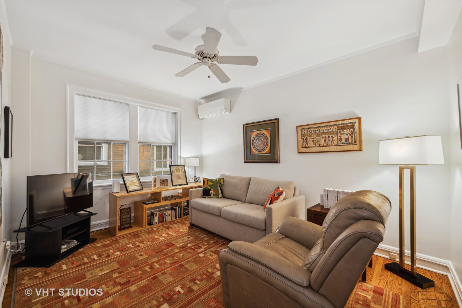 1426 Chicago Avenue, Unit 2N Evanston, IL 60201 - Photo 17 of 32 a living room with furniture and a flat screen tv