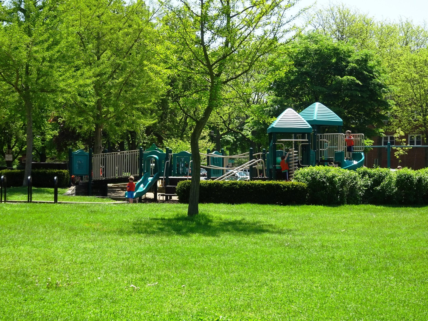1426 Chicago Avenue, Unit 2N Evanston, IL 60201 - Photo 24 of 32 a view of a garden with sitting area