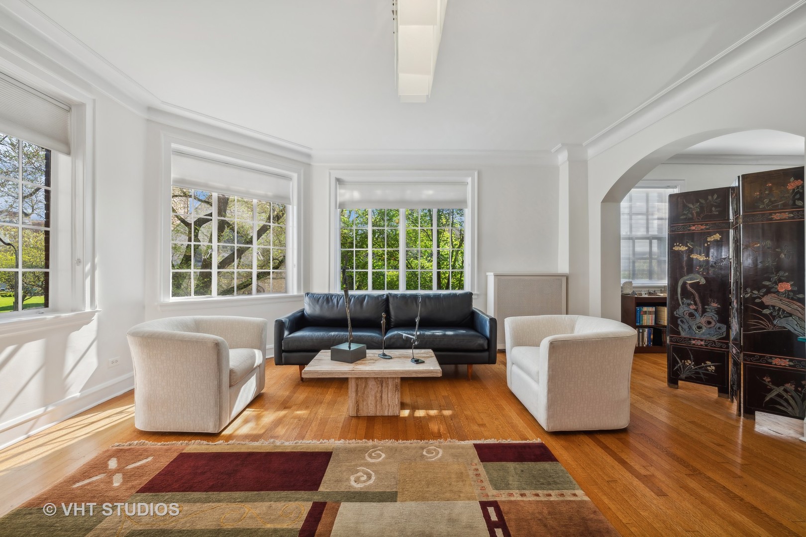 1426 Chicago Avenue, Unit 2N Evanston, IL 60201 - Photo 5 of 32 a living room with a couch and a table