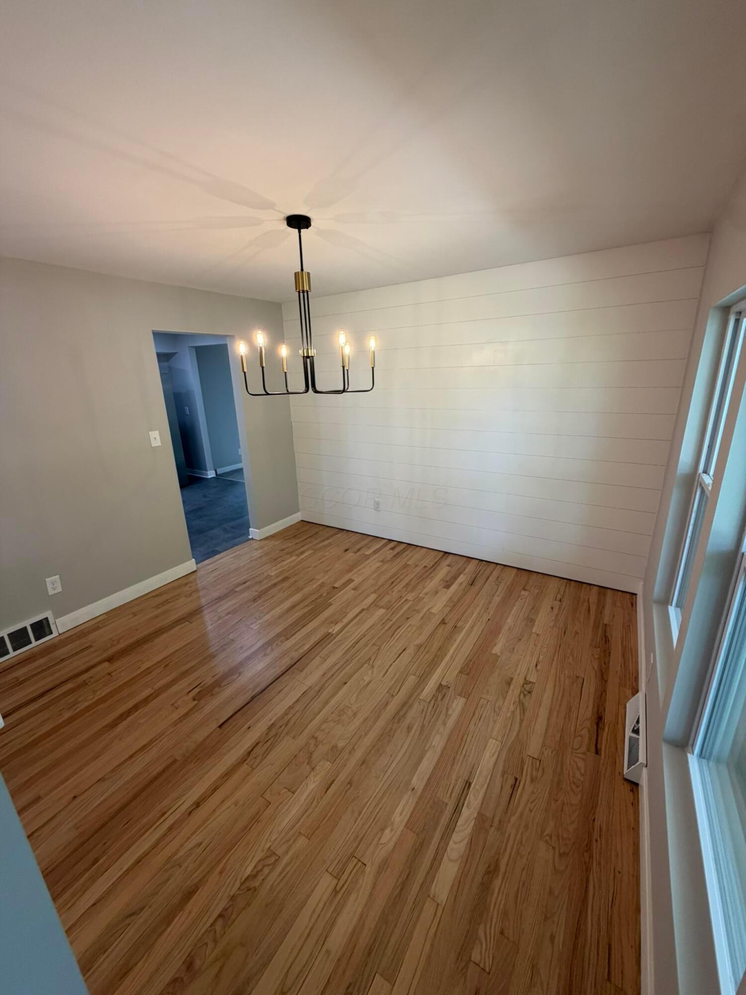 957 Old Farm Road Columbus, OH 43213 - Photo 11 of 35 Dining Room