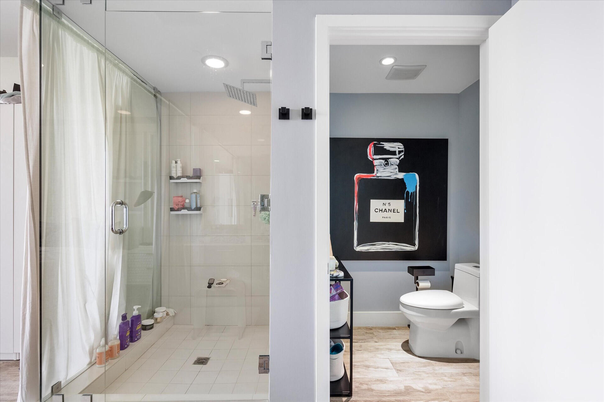 650 Northeast 32nd Street, Unit 606 Miami, FL 33137 - Photo 22 of 24 a bathroom with a toilet a sink and bathtub