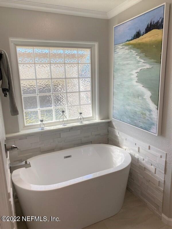 2867 Longleaf Ranch Circle Middleburg, FL 32068 - Photo 19 of 33 a bath tub sitting next to a window