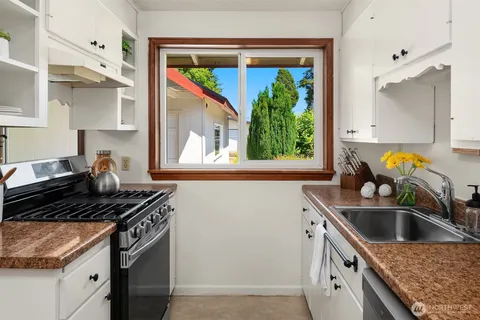 $630,000 | 16022 11th Avenue Southwest, Burien, WA 98166