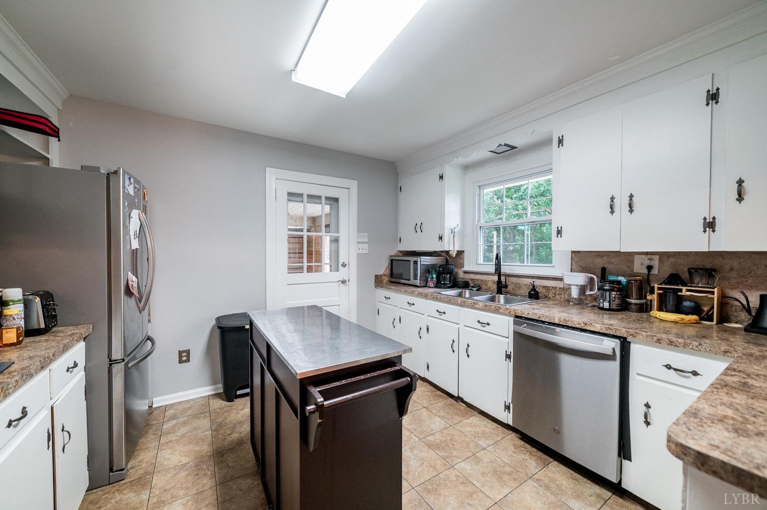 1231 Grove Road Lynchburg, VA 24502 - Photo 4 of 36 Gallery Image 4