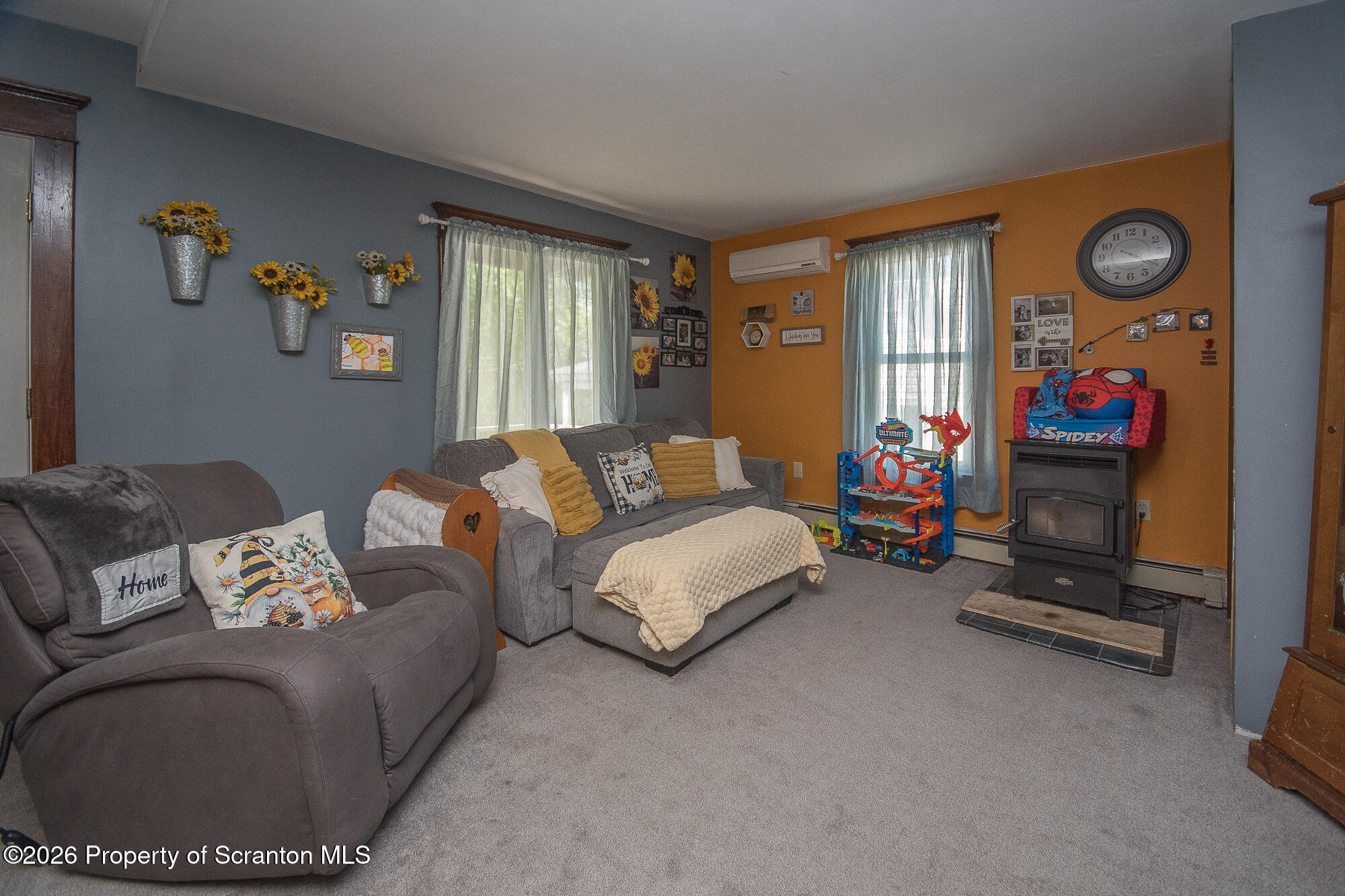 629 Clinton Street Forest City, PA 18421 - Photo 14 of 28 Living Room