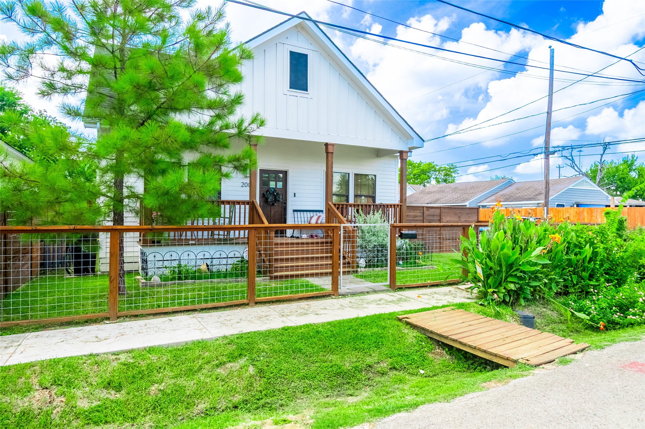 200 Carl Street Houston, TX 77009 - Photo 2 of 32 a view of a house with a yard and sitting area