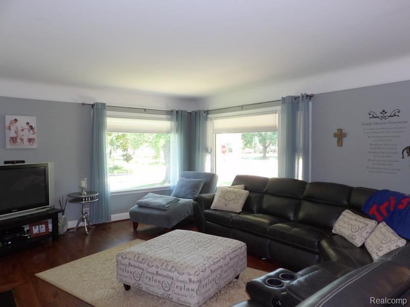 15400 Wick Road Allen Park, MI 48101 - Photo 9 of 43 100_3994.jpg
