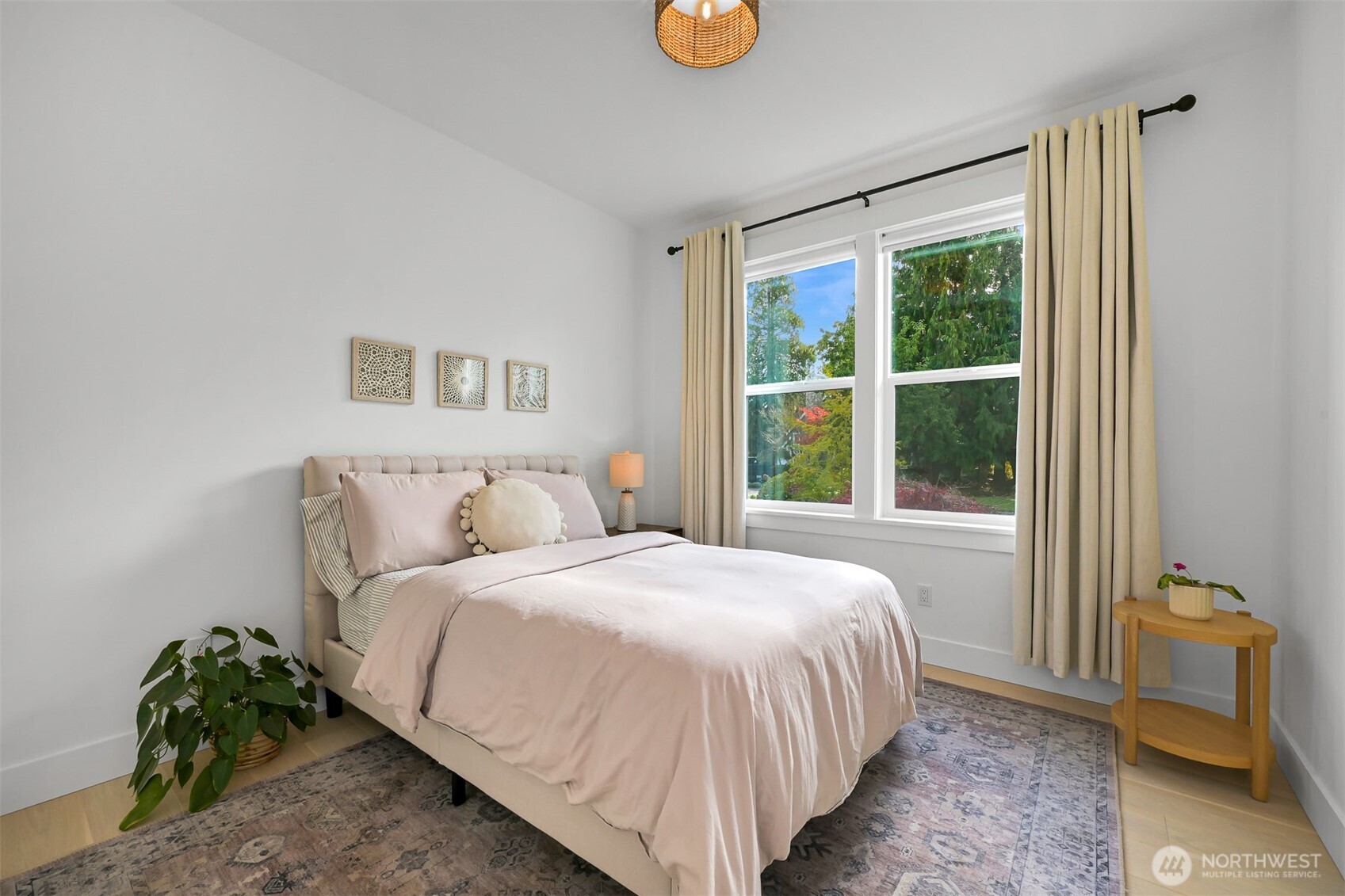 5440 Tanager Road Blaine, WA 98230 - Photo 25 of 40 a bedroom with a bed and a window