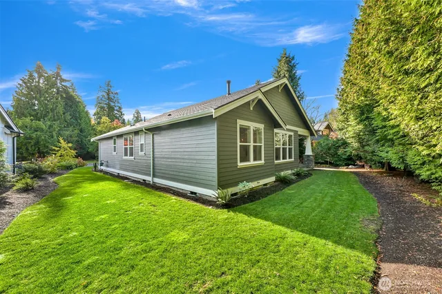 a view of a house with a yard