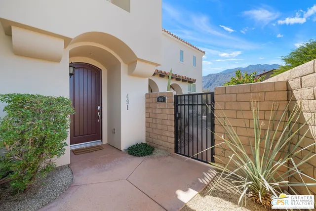 a view of entryway with a small yard
