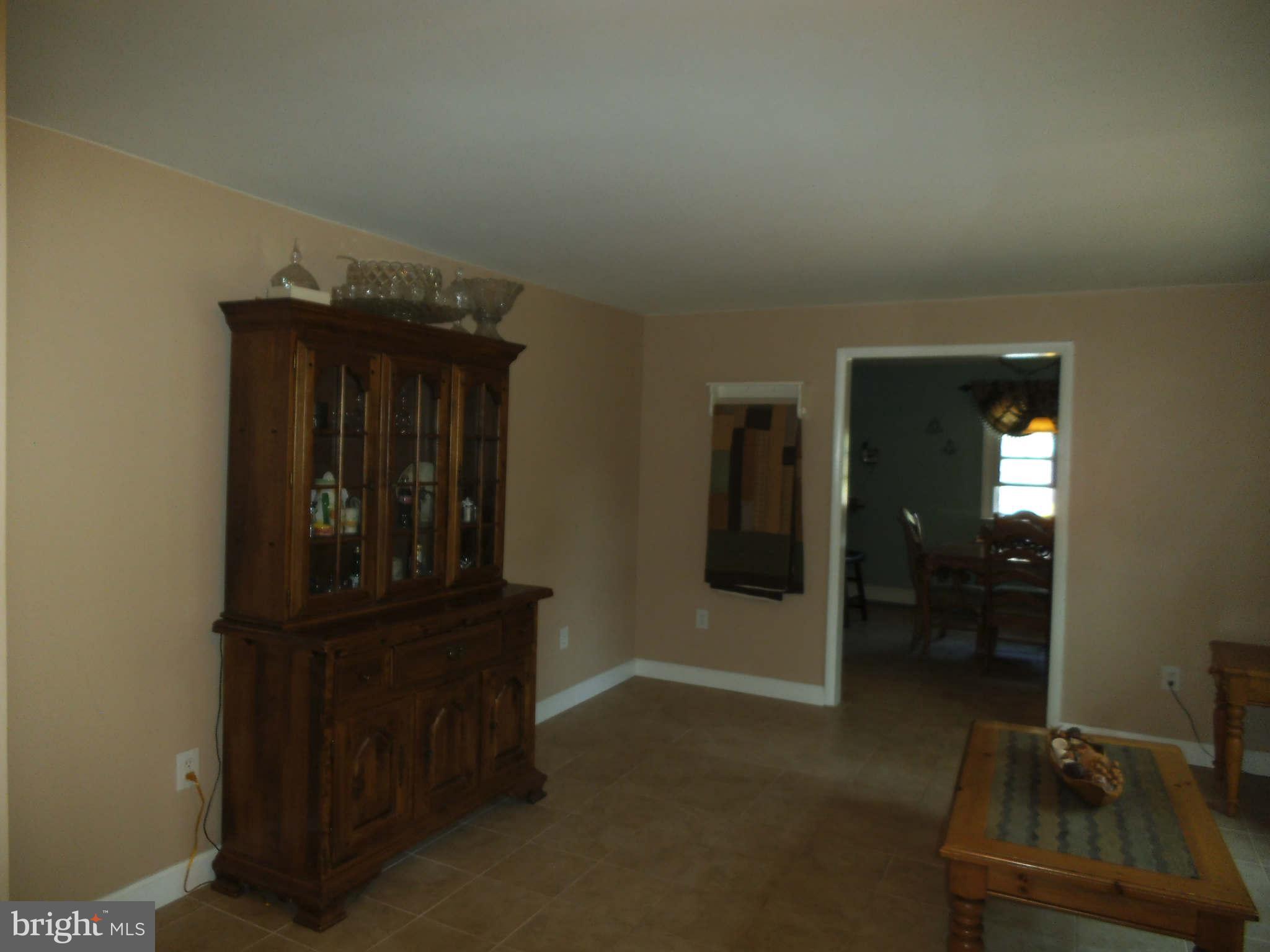 8486 Byrd Road Pasadena, MD 21122 - Photo 11 of 25 Living Room