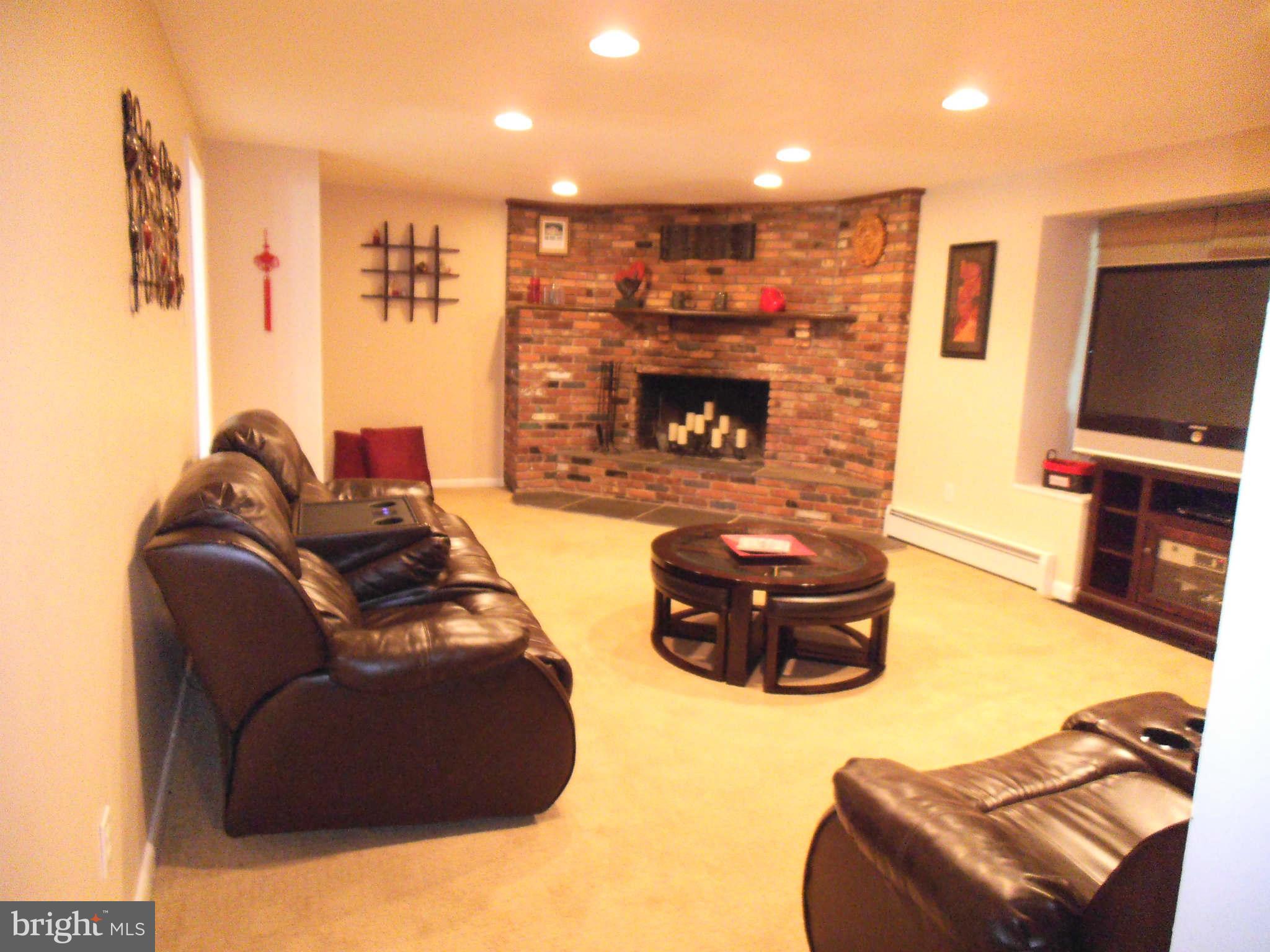8486 Byrd Road Pasadena, MD 21122 - Photo 15 of 25 Family Room
