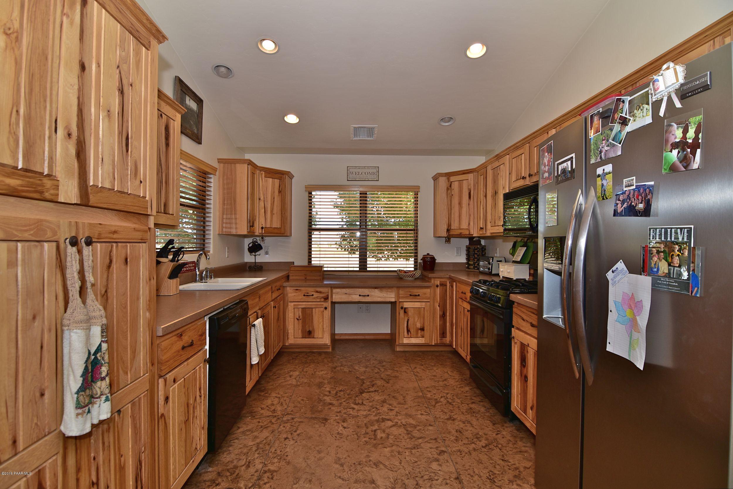 22150 North Rustic Ranch Road Paulden, AZ 86334 - Photo 11 of 33 Kitchen