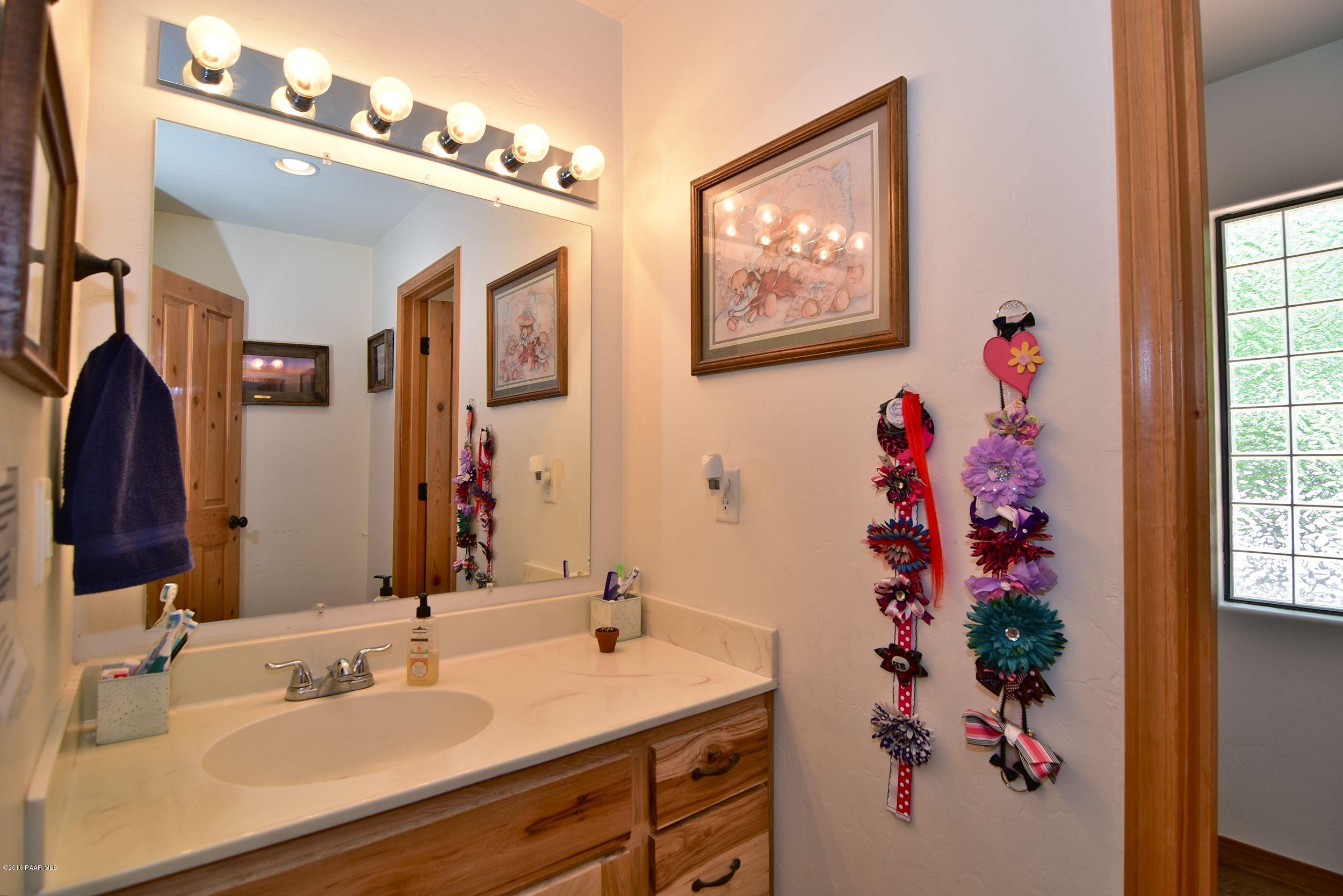 22150 North Rustic Ranch Road Paulden, AZ 86334 - Photo 23 of 33 Guest Bath