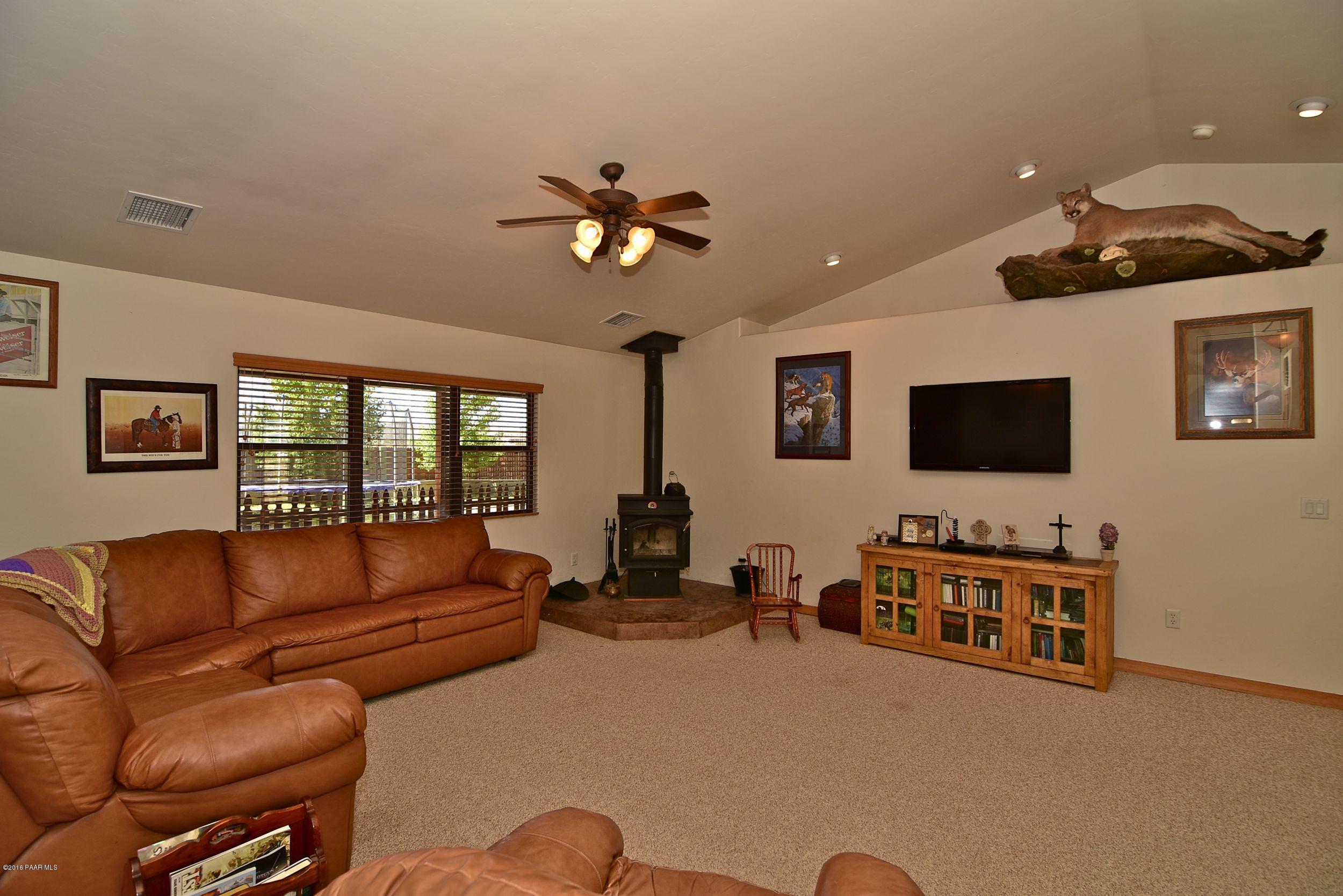22150 North Rustic Ranch Road Paulden, AZ 86334 - Photo 8 of 33 Great Room