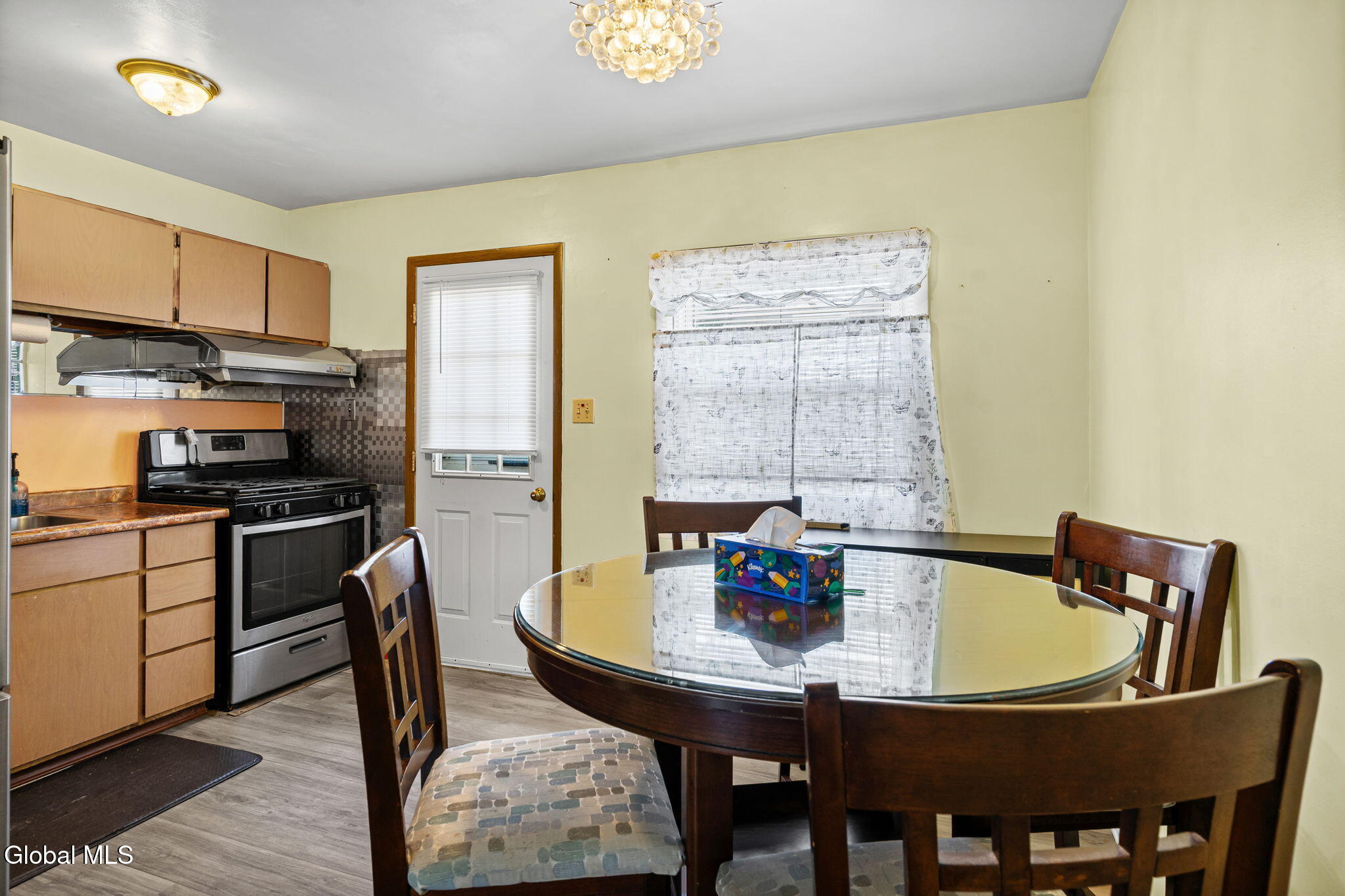 327 Manchester Road Schenectady, NY 12304 - Photo 5 of 16 12-web-or-mls-327-manchester-rd