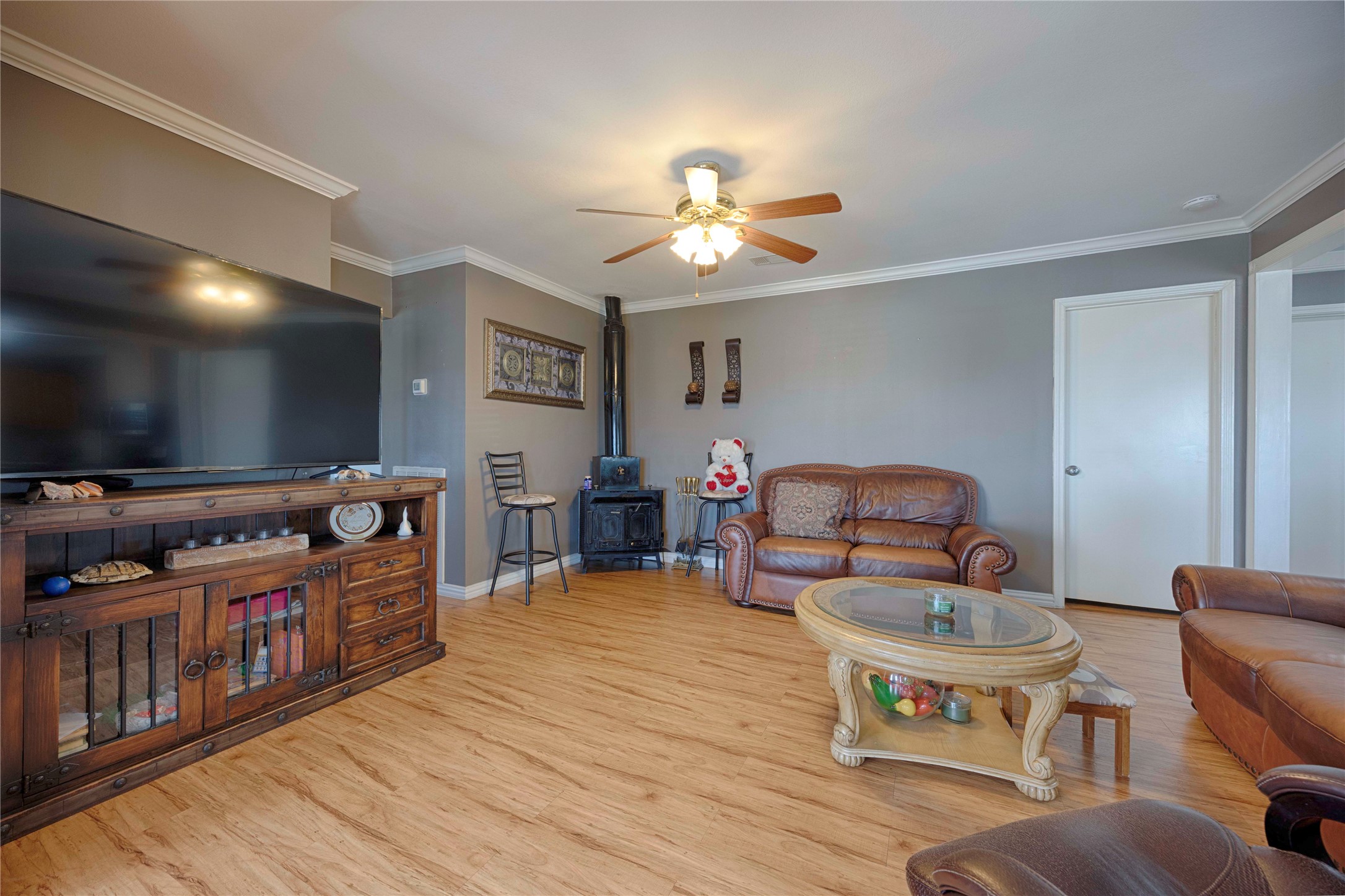 5135 Highway 90 Schulenburg, TX 78956 - Photo 11 of 32 a living room with furniture and a flat screen tv