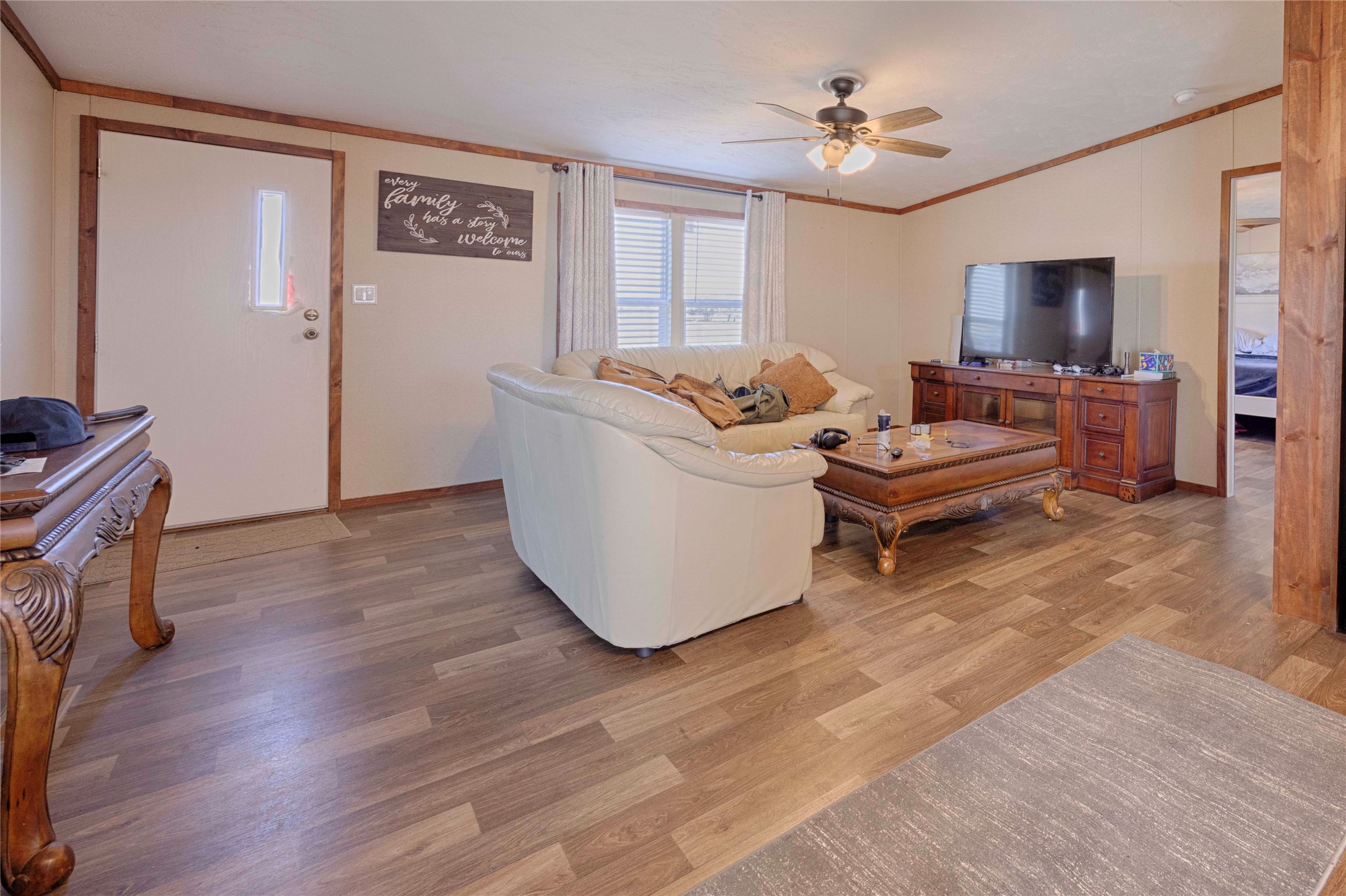 5135 Highway 90 Schulenburg, TX 78956 - Photo 27 of 32 a living room with furniture and a flat screen tv